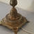 Abajur de metal dourado na internet