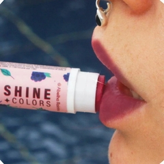 Lip Balm Frutas De Amora FPS 15 Regenera Hidrata Os Lábios Shine Colors Abelha Rainha 4,7g REF 2773 - Importados da Malu