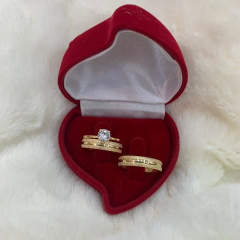 Par de Aliança 4MM Diamantada com Friso no Meio e Solitário de Zircônia Ref: 4117