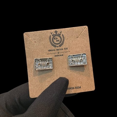 Brinco Fita K7 Hip Hop Cravejado com 10 Pedras Zircônias