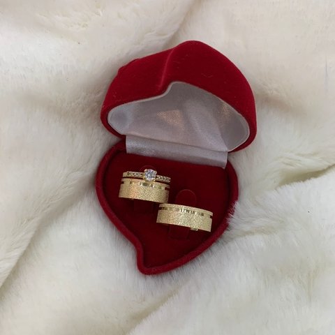 Par de Aliança 7MM Diamantada com Friso e Solitário de Zircônia Ref: 712