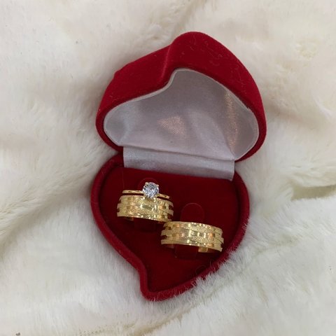 Par de Aliança 7MM Diamantada com Frisos e Solitário de Zircônia Ref: 1005