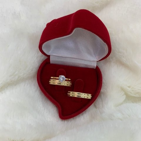 Aliança 4MM Diamantada com Dois Frisos e Solitário de Zircônia Banhada a Ouro 18K Ref: 1507