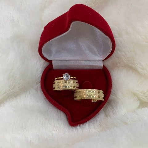 Par de Aliança 7MM Diamantada com Frisos e Solitário de Zircônia Ref: 742