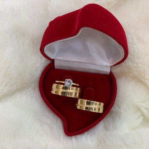 Aliança 7mm Lisa com Friso no Meio e Solitário de Zircônia Banhada a Ouro 18K Ref: 1043