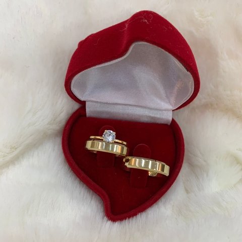 Aliança 5.5mm Chanfrada e Solitário de Zircônia Banhado a Ouro 18K Ref: 505