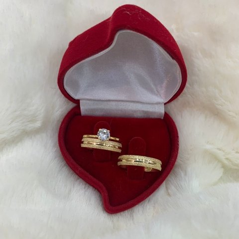 Par de Aliança 4MM Diamantada com Friso no Meio e Solitário de Zircônia Ref: 1500