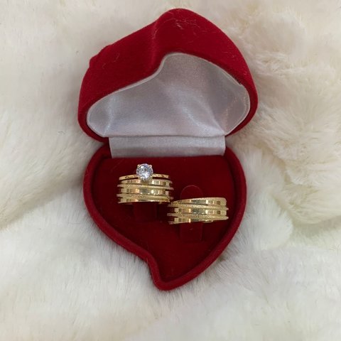 Aliança 7mm Diamantada com Frisos Laterais e Solitário de Zircônia Banhada a Ouro 18K Ref: 1036