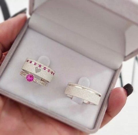 Aliança 7mm Feminina com Coração e Pedras de Zircônias Prata 950