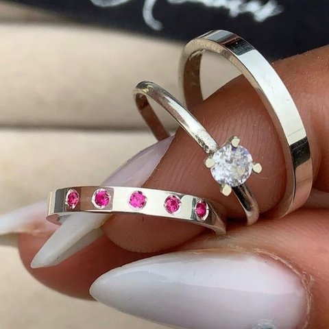 Aliança 2mm Feminina com Pedras de Zircônia Prata 950