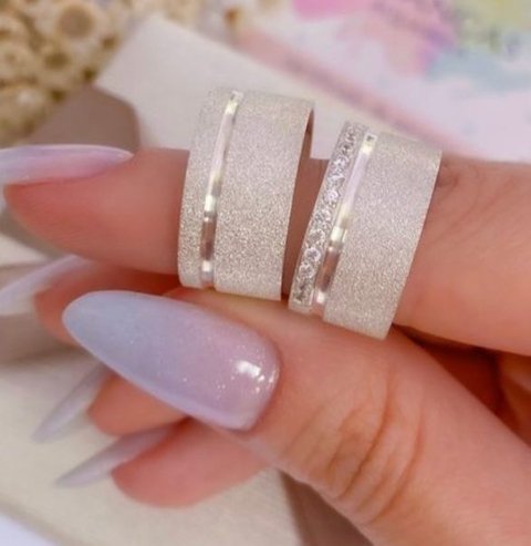 Aliança 10mm Diamantada Feminina com Pedras de Zircônia Prata 950