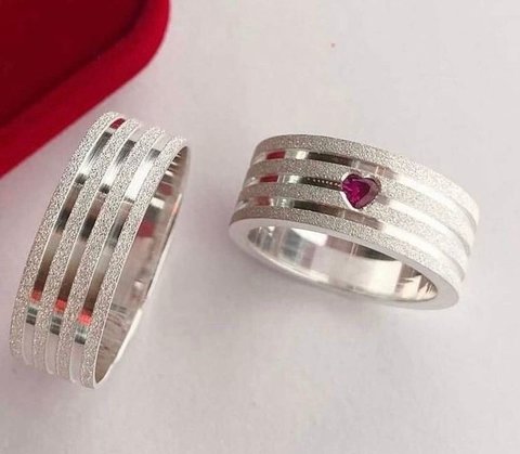 Aliança 8mm Feminina com Zircônia de Coração Prata 950
