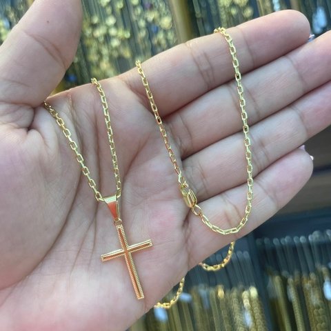 Corrente Cartie Cadeado + Pingente Cruz Banhado a Ouro 18K