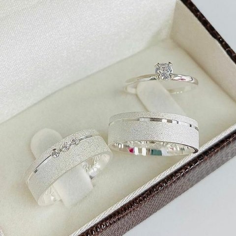 Aliança 7mm Feminina com Pedras de Zircônia Prata 950