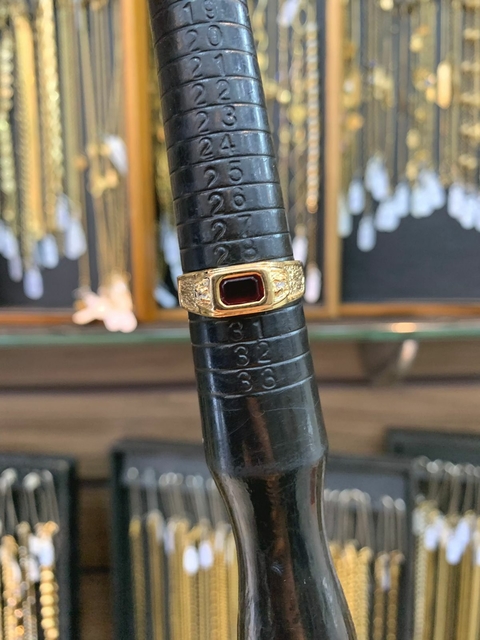 Anel Pedra Vermelha - 4G - Banhado a Ouro 18K