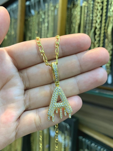 Pingente Letra Cravejado 2,5X2cm Banhado a Ouro 18K