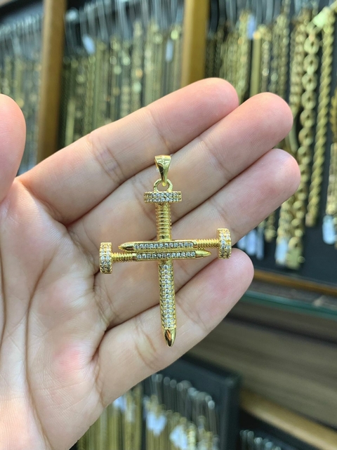 Pingente Cruz Parafuso Cravejado 4X3cm Banhado a Ouro 18K