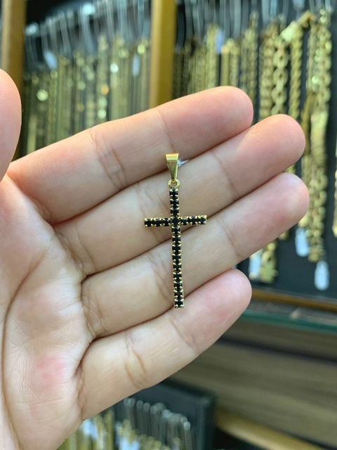 Pingente Cruz Cravejada Preta 3X1,5cm Banhado a Ouro 18K