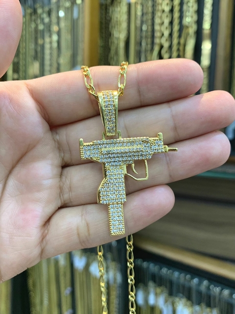 Pingente Mini Uzi Cravejado 3,5X3,5cm Banhado a Ouro 18K