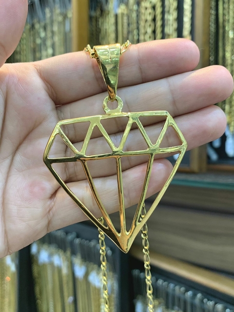 Pingente Diamante 5,5X5,5cm Banhado a Ouro 18K