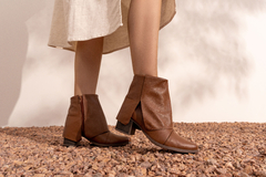 Bota com lapela salto 5 cm cor amêndoa - comprar online