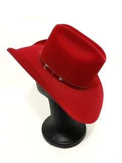 Chapéu Country Vermelho Aveludado Faixa de Couro - Força Feminina