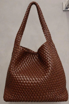 Bolsa Hobo Trançada Feminina Marrom com Necessaire - comprar online