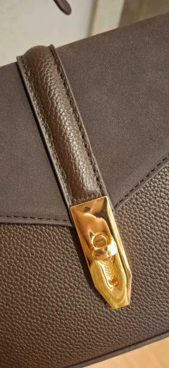 Bolsa Transversal Feminina Marrom com Fecho Dourado - comprar online