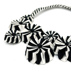 COLLAR REMOLINOS BLANCO Y NEGRO en internet