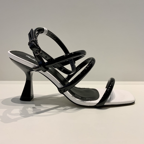 [COMPRAR UM TAMANHO MAIOR] Sandália Preto e Branco