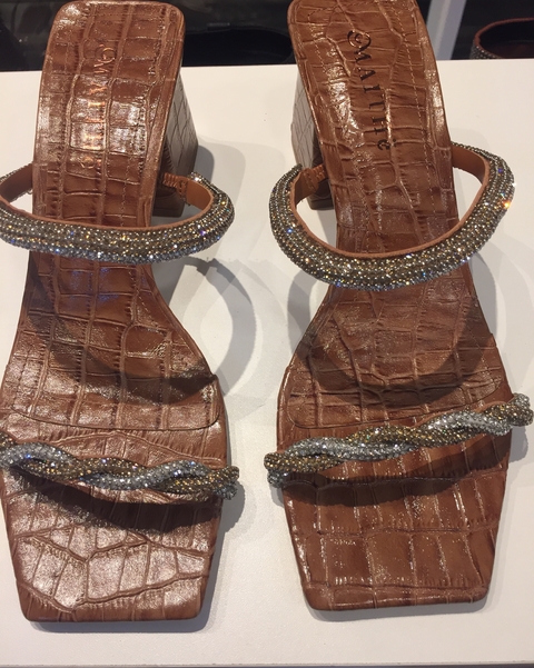 Sandália em couro carmel