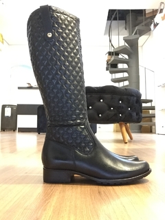 Bota em couro e matelasse