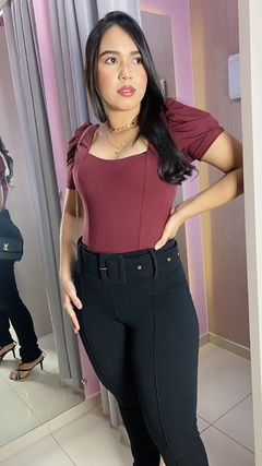 Calça com cinto - comprar online