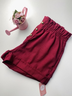 Short elástico com botões metalizados