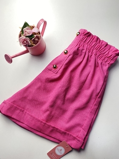 Short elástico com botões metalizados