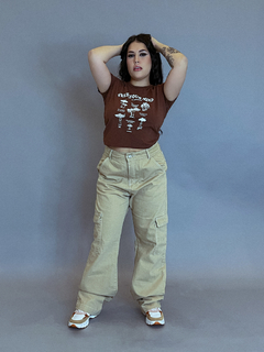 Camiseta Baby Tee Free Your Mind Marrom - loja online