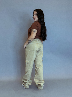 Calça sarja bolso cargo - comprar online