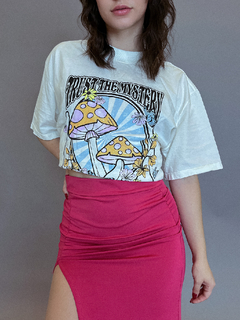 Camiseta Boyfriend Trust the Mystery Off White - BY Famelli