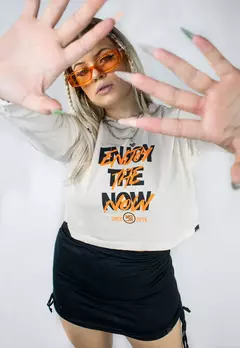 Cropped Manga Longa Enjoy The Now Bege Estonado - loja online