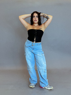 Calça jeans claro cargo com cinto