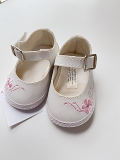 Zapatitos blancos con flor rosa GYD t14 (167)