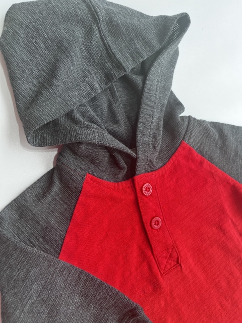 Remera ml rojo y gris con capucha Oshkosh 9-12m(131)Nuevo