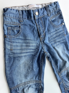 Jean azul recto con desgastes sin marca t3. (146-05)