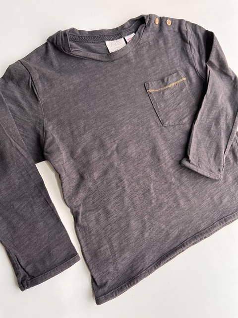 REMERA NEGRA CON BOTONES Y BOLSILLO T2-3 AÑOS ZARA(114)