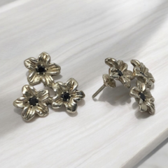 Aros Flores de Plata con Piedras Negras en internet