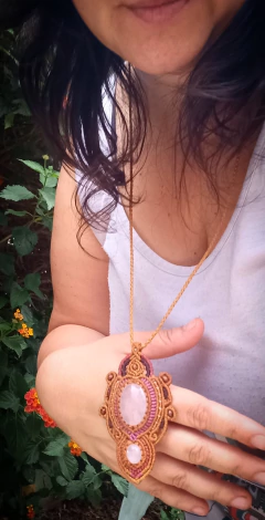 Collar Arabezco Cuarzo.Rosa - comprar online