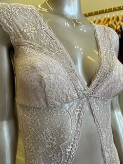 Body feminino Jasmine Chocolate em renda clara, destacando detalhes delicados e design elegante.