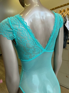 Body Jasmine Verde Água em renda azul, destacando detalhes da peça e sua textura delicada.