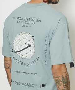 Camiseta No Age Oversized Grafite C/Bolso Frontal e Gola Alta "Future Fantasy" (Unissex) - loja online
