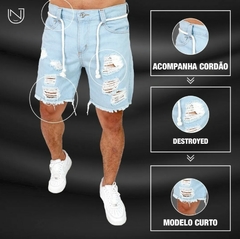 Bermuda Jeans Destroyed Rasgada C/Cordão Azul Claro (Masculina) na internet